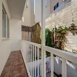 아파트 A Unique And Charming Two Bedroom In St Julians 세인트폴스베이