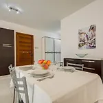 A Unique And Charming Two Bedroom In St Julians 아파트