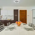 A Unique And Charming Two Bedroom In St Julians * 세인트폴스베이