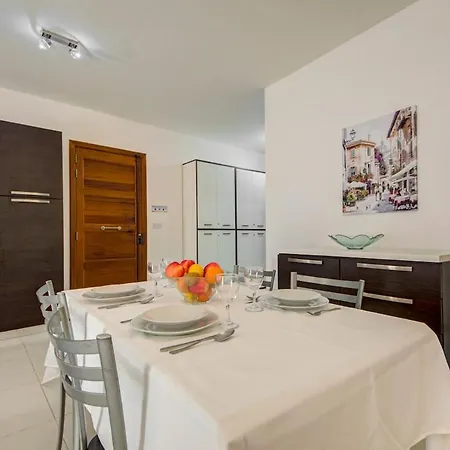 A Unique And Charming Two Bedroom In St Julians דירה
