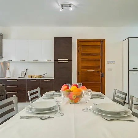 A Unique And Charming Two Bedroom In St Julians * Сент-Полс-Бей