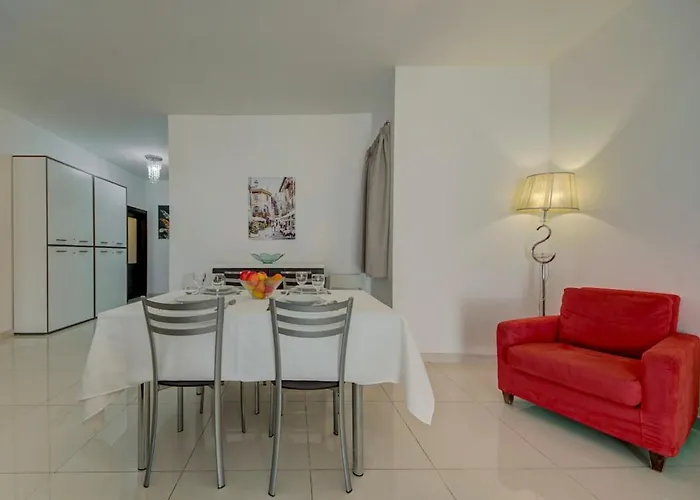 A Unique And Charming Two Bedroom In St Julians Сент-Полс-Бей