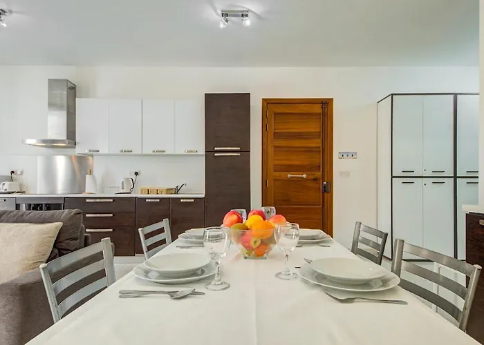 A Unique And Charming Two Bedroom In St Julians * 세인트폴스베이